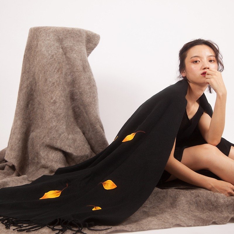 オリジナルスカーフ女性秋冬モデル多用途暖かいスカーフカスタム手作りウールフェルト葉スカーフ黒 - マフラー・ストール - ウール ブラック