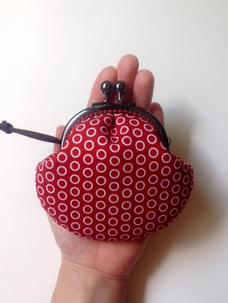 hm2. circle throwing. Lucky red shell gold bag - Coin Purses - Cotton & Hemp Red