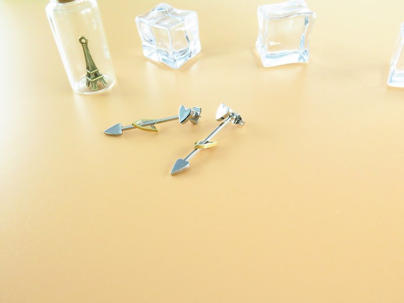 SALE   Love Arrow Earrings Silver and gold plated  M1ESG - ต่างหู - โลหะ หลากหลายสี