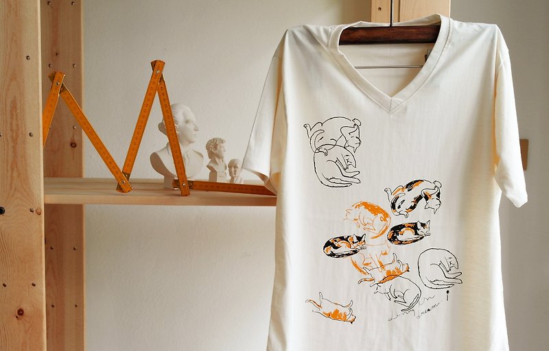 花斑貓 V領 100% 天然有機棉 T-shirt (Calico Cat) - 中性衛衣/T 恤 - 棉．麻 卡其色