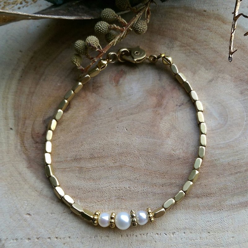 Triple pearls黃銅珍珠手鍊 - 手鍊/手環 - 珍珠 白色