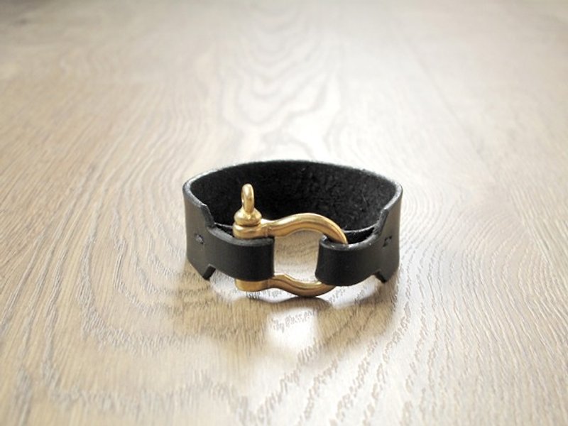 Pure water upgrade Carpenter Bronze hand-made leather bracelet clasp (black) - สร้อยข้อมือ - หนังแท้ สีดำ