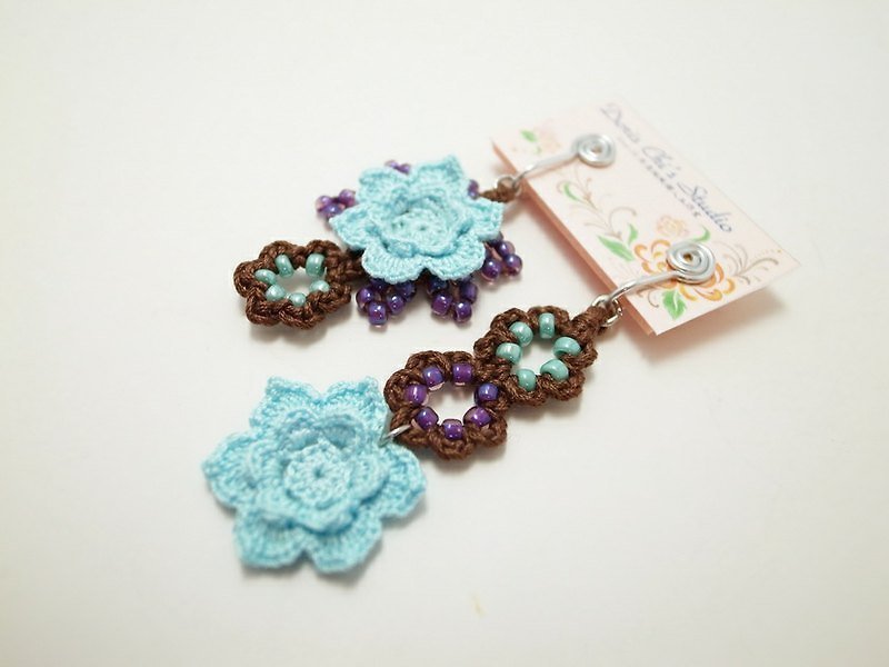 Irish Crochet Lace Jewelry (Flowers III-a) Clip Earrings - ต่างหู - วัสดุอื่นๆ หลากหลายสี