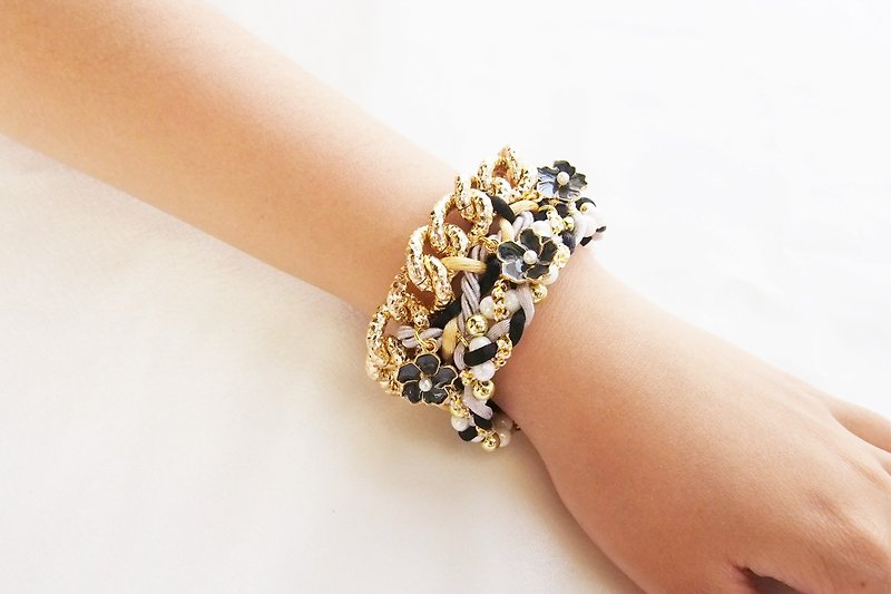 Black flower bracelet with gold chain - 手鍊/手鐲 - 其他材質 黑色