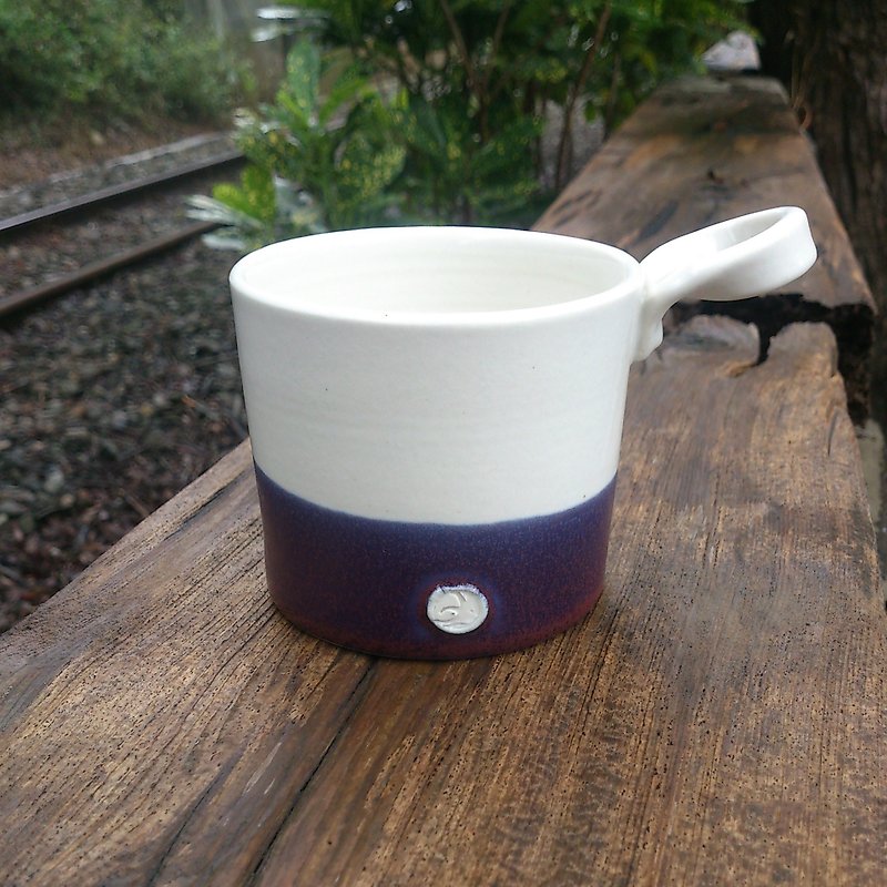 [JAEE Ceramics] pinching the ear cup (purple clay) - แก้วมัค/แก้วกาแฟ - วัสดุอื่นๆ สีม่วง