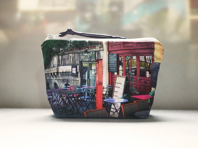 [Travel well] Dumpling-shaped cosmetic bag [Colorful chair, my coffee and you] - Toiletry Bags & Pouches - Other Man-Made Fibers 
