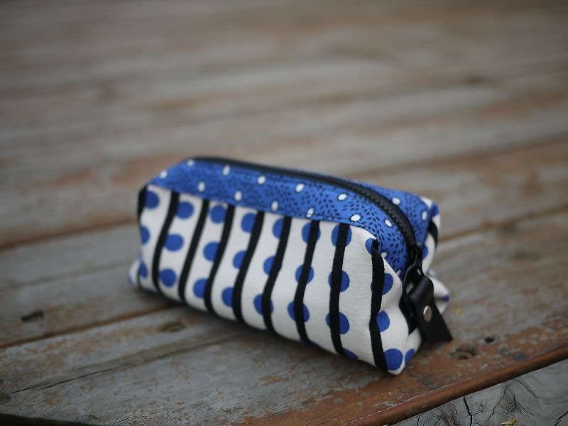 Reading happiness _ striped blue dot pencil case cosmetic bag sundries bag - กระเป๋าเครื่องสำอาง - ผ้าฝ้าย/ผ้าลินิน สีน้ำเงิน