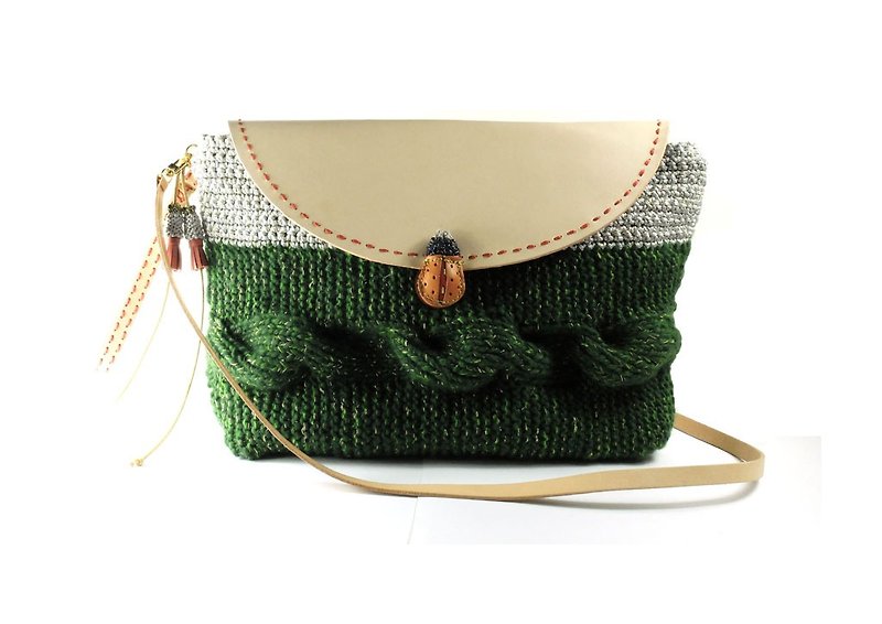 Beetle leather hand-bag and close the hand-woven wire Beelte Clucth leather mix with yarn - กระเป๋าถือ - หนังแท้ สีเขียว