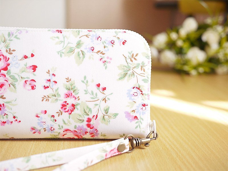 White rose bloom. Waterproof long clip / wallet / purse / purse - กระเป๋าสตางค์ - วัสดุกันนำ้ ขาว