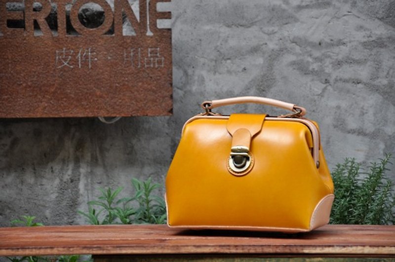 SB05 MINI-D oblique backpack - กระเป๋าแมสเซนเจอร์ - หนังแท้ สีเหลือง