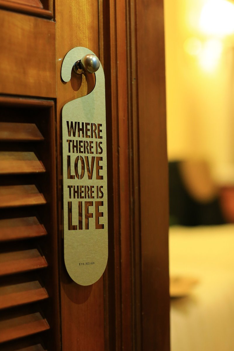 【デザインを見るEyeDesign】一文ドアハンガー「WHERE THERE IS LOVE THERE IS LIFE」 D29 - 置物 - 木製 ブラウン