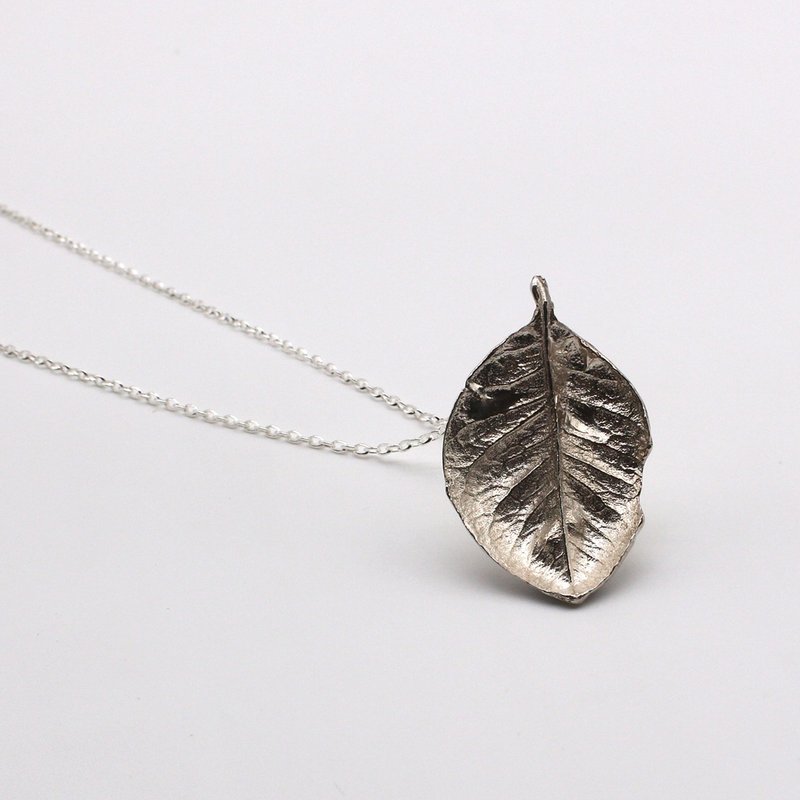 Forest Department speckled silver necklace - Osmanthus Leaf - Necklaces - Other Metals Gray