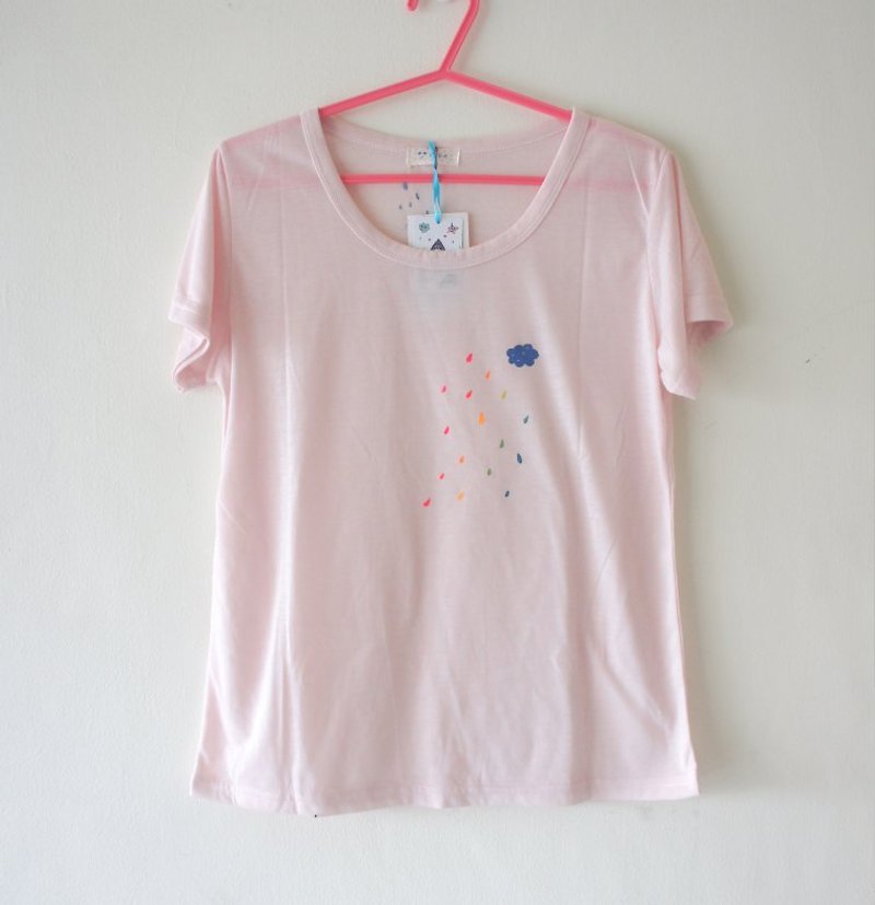 下一場彩色的雨（深灰色 / 淺淺粉） - Women's T-Shirts - Cotton & Hemp Multicolor