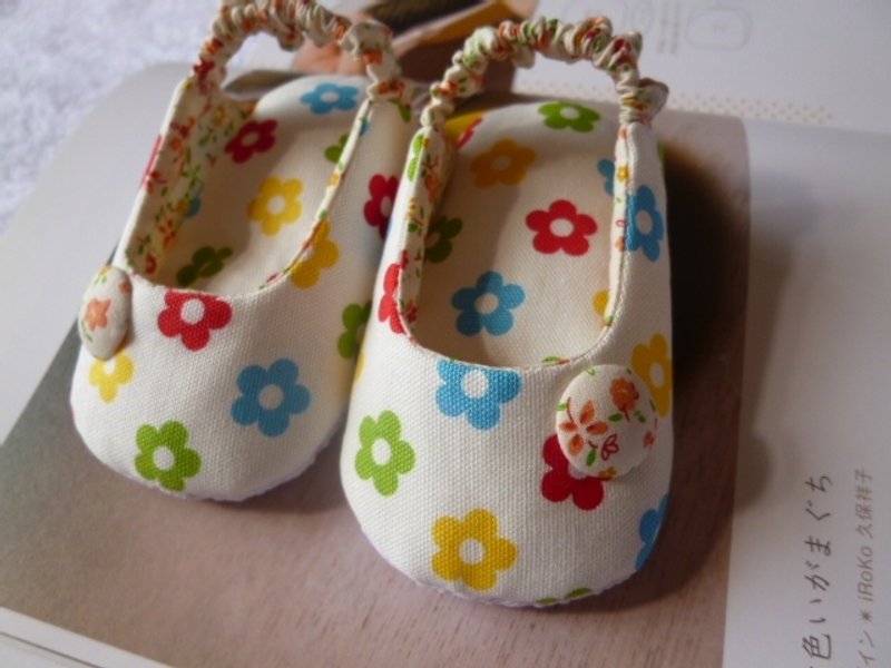 嬰兒鞋~朵朵花開嬰兒涼鞋 訂製款 - キッズシューズ - コットン・麻 ホワイト