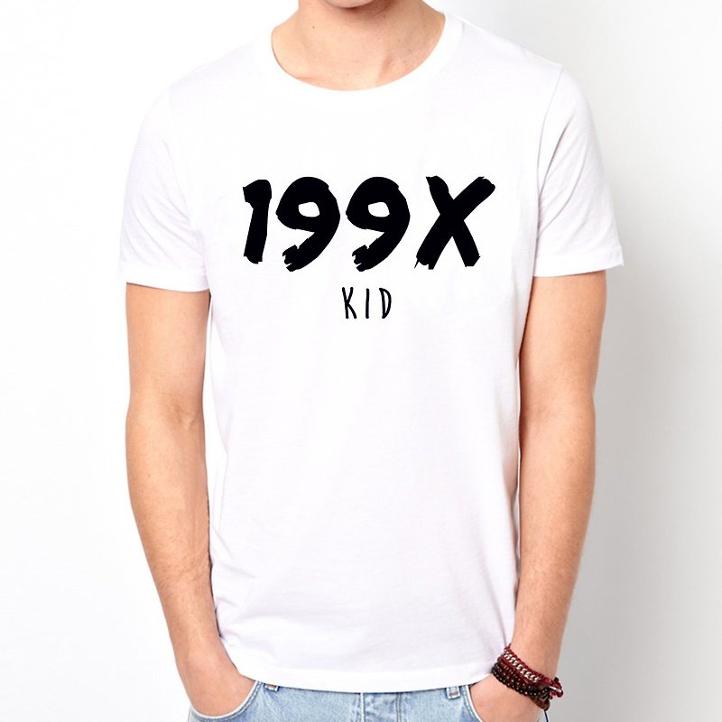 199X KID Short Sleeve T-Shirt-2 Colors 90s Kids Jiu Zero Wenqing Art Design Fashionable Text Fashion - เสื้อยืดผู้ชาย - วัสดุอื่นๆ หลากหลายสี