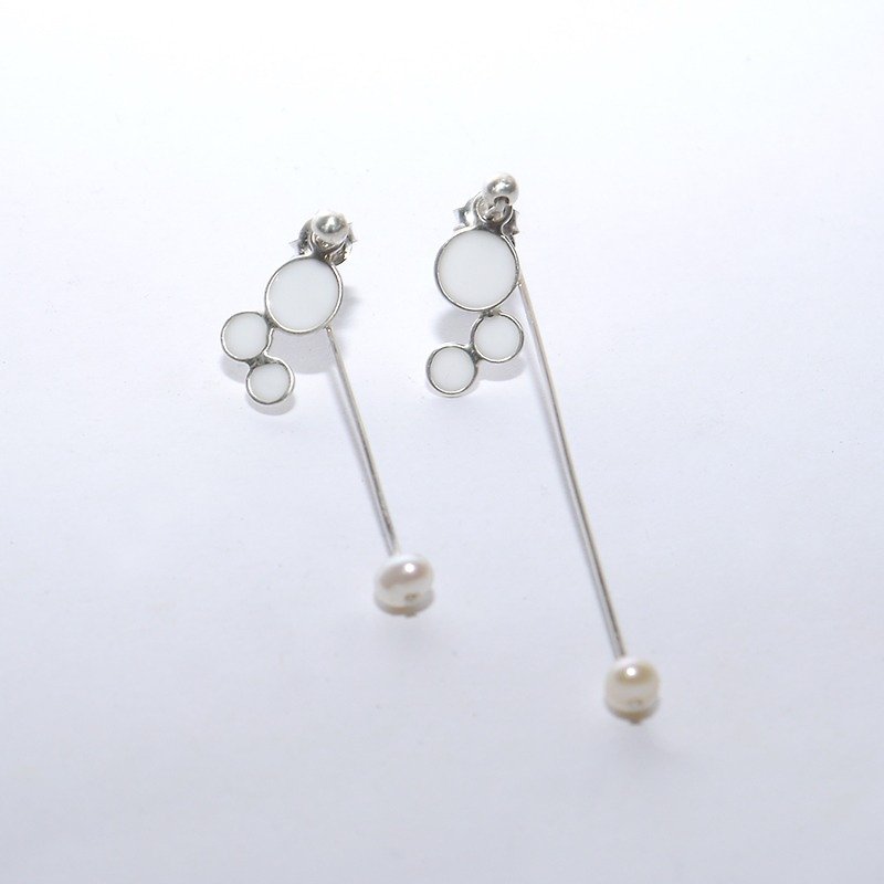{Christmas / exchange gifts} snowball fluttering long earrings - Earrings & Clip-ons - Other Metals White