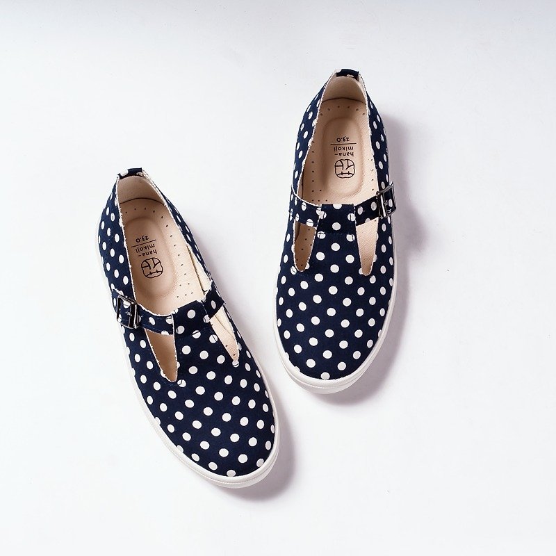 [hanamikoji shoes] Comfortable Casual Flat Shoes Blue Dot Mary Janes Shoes Large Size - รองเท้าลำลองผู้หญิง - วัสดุอื่นๆ สีน้ำเงิน