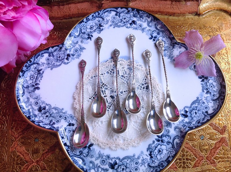 Gold and silverware for six people, silver plated figures, carved coffee spoons, flowers, teaspoons, small tablespoons, dessert spoons, silverware tableware - ช้อนส้อม - โลหะ สีเทา