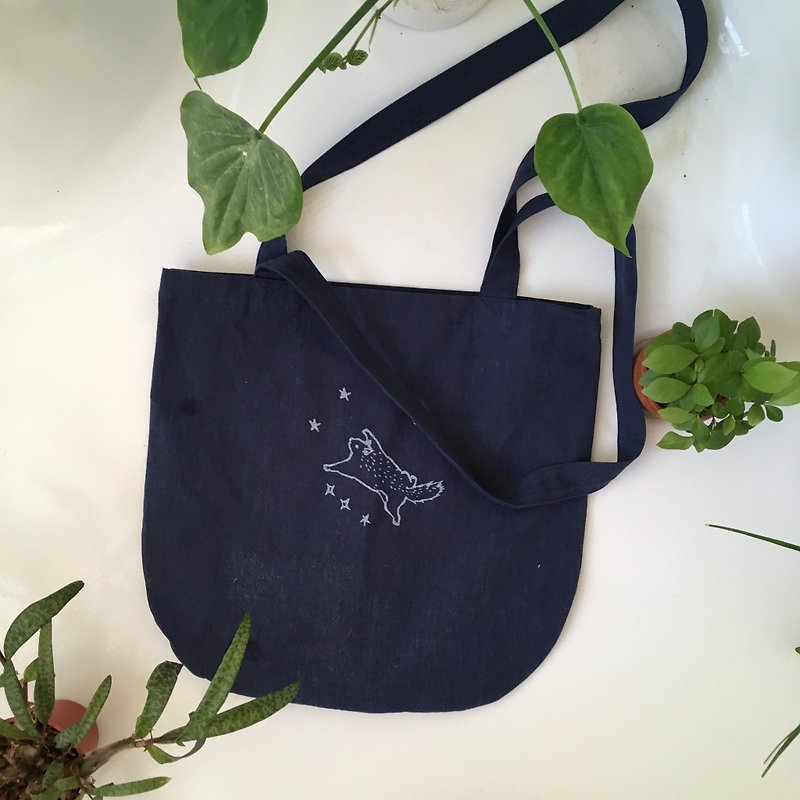 Flying squirrel round bag - กระเป๋าแมสเซนเจอร์ - วัสดุอื่นๆ สีน้ำเงิน