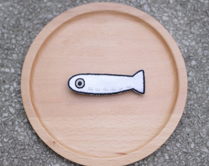 跟吻仔魚吻別/刺繡別針 - 胸針 - 其他材質 白色