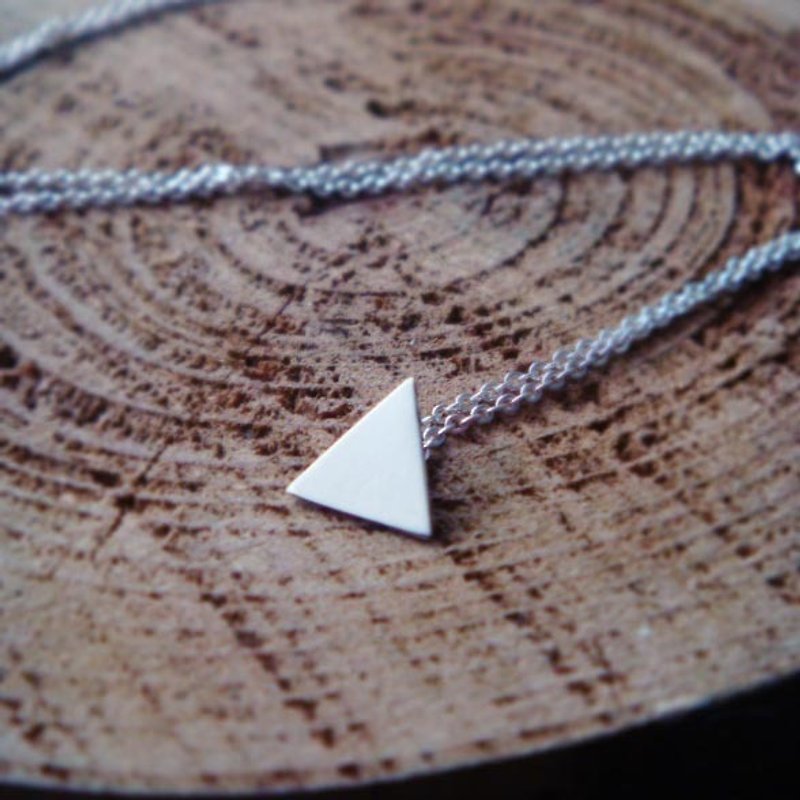 Triangle sterling silver necklace - สร้อยคอ - เงินแท้ สีเงิน