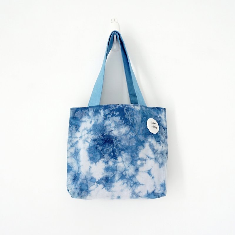 S.A x Sky 藍染天空自然圖案手提包/午餐袋 - 手袋/手提袋 - 棉．麻 藍色