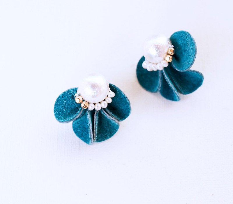 Flower Clip-On fiore arabesque - Earrings & Clip-ons - Genuine Leather Blue