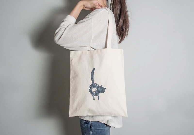 Hand-painted hand-printed fabric bag [Don't follow me] Single-sided pattern portable/shoulder - กระเป๋าแมสเซนเจอร์ - ผ้าฝ้าย/ผ้าลินิน สีดำ