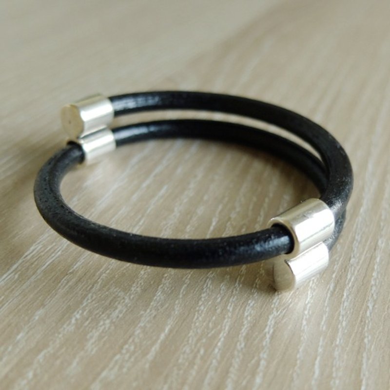 Made in Europe without border leather leather bracelet black leather rope - สร้อยข้อมือ - หนังแท้ สีดำ