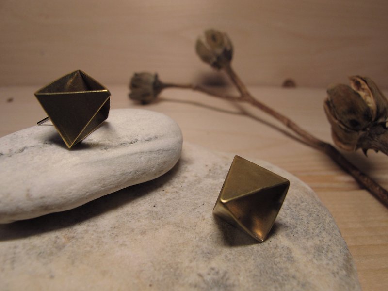 Brass Solid Earrings - Individuality - Pyramid Pyramid - ต่างหู - โลหะ สีทอง