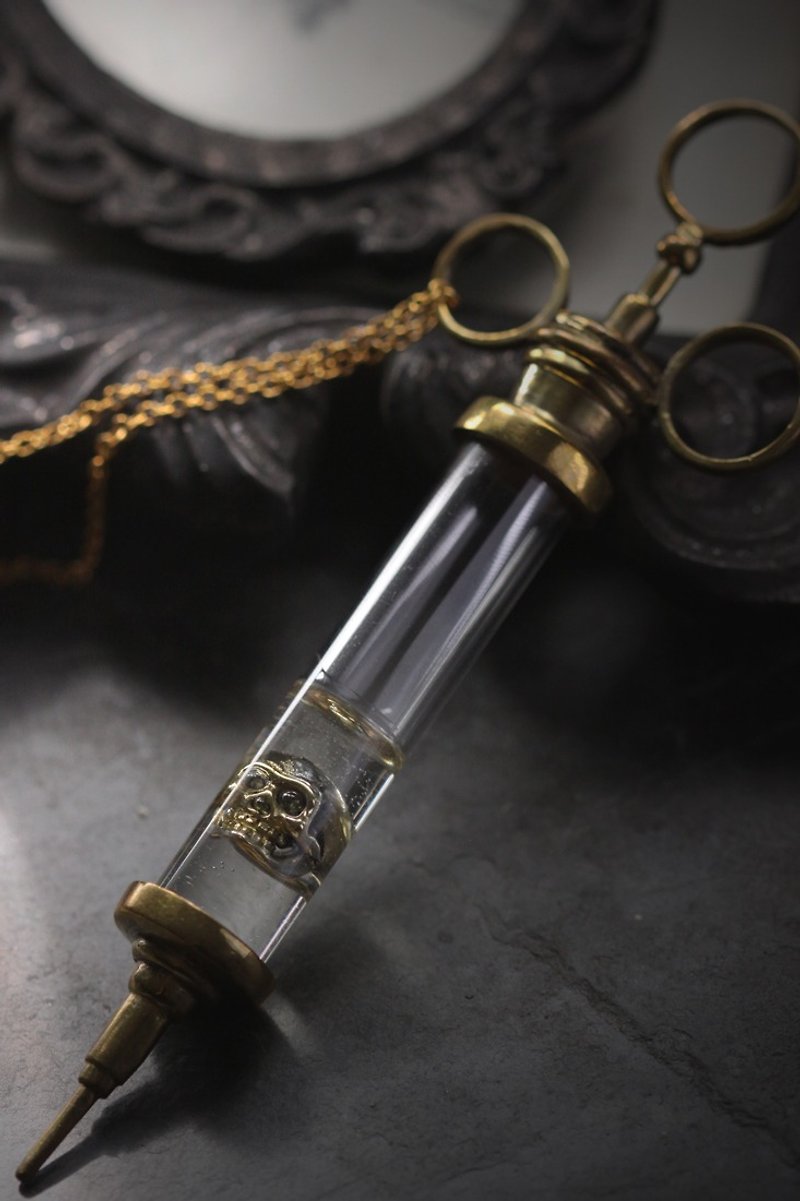 Syringe with Human Skull Necklace by Defy. - 項鍊 - 其他金屬 