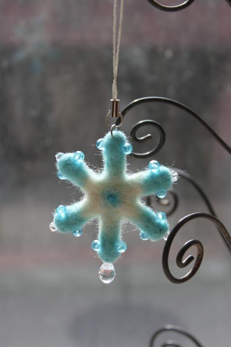 Snowflake pendant is the best choice for Christmas gifts and exchange gifts - Charms - Wool Blue