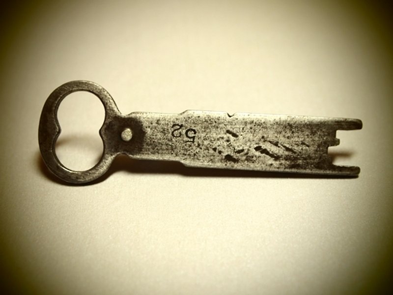 Steampunk steam punk key pin 52 - เข็มกลัด - วัสดุอื่นๆ สีเทา