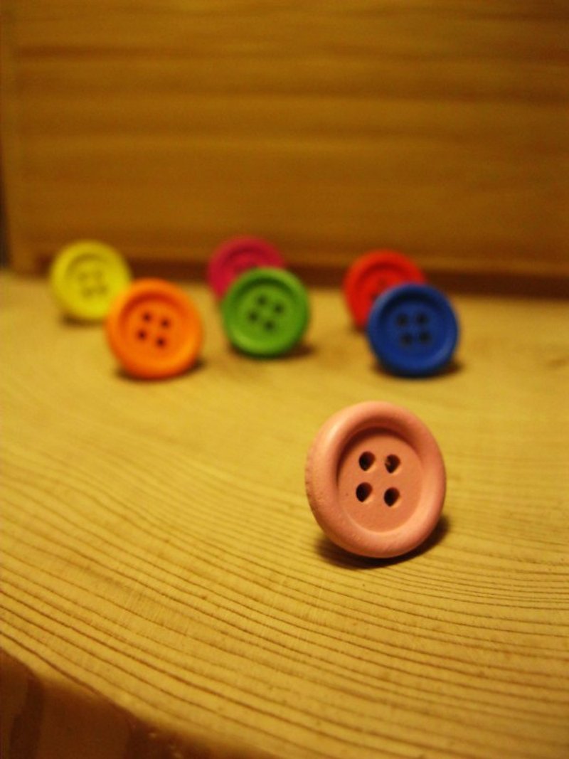 鈕扣單耳耳環●粉紅色木質鈕扣 - ต่างหู - ไม้ สึชมพู