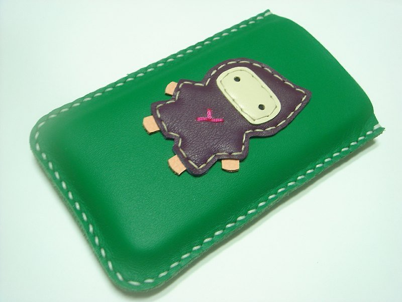 {Leatherprince 手工皮革} 台灣MIT 綠色 可愛 忍者 iPhone 純手工牛皮保護套 / Taka the Ninja iPhone leather case ( Green / Purple ) - อื่นๆ - หนังแท้ 
