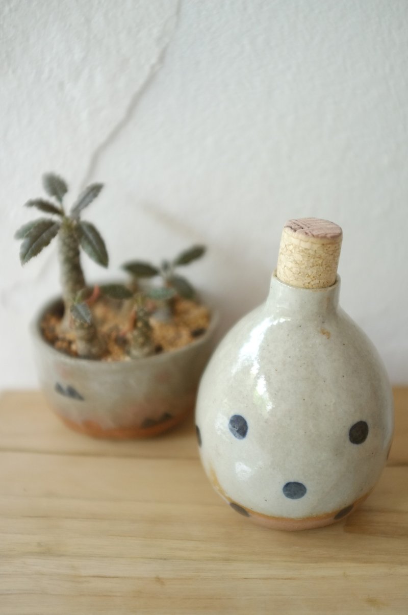 手作り陶器ボトルのコルク - 花瓶・植木鉢 - その他の素材 ホワイト