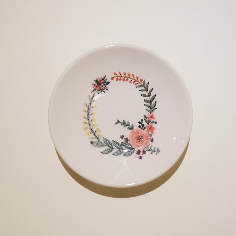 Hand-painted small porcelain plate-letter Q-customized, name - จานเล็ก - เครื่องลายคราม สีแดง