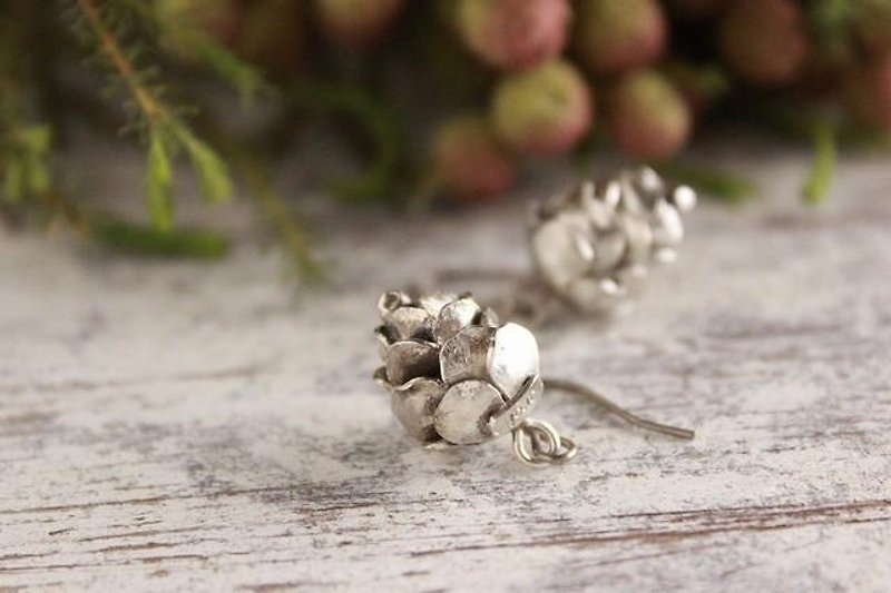 Pierce / pine cones Silver - Earrings & Clip-ons - Other Metals Gray