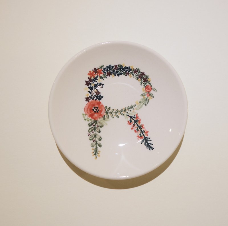 Hand-painted small porcelain plate-letter R-customized, name - จานเล็ก - เครื่องลายคราม สีแดง