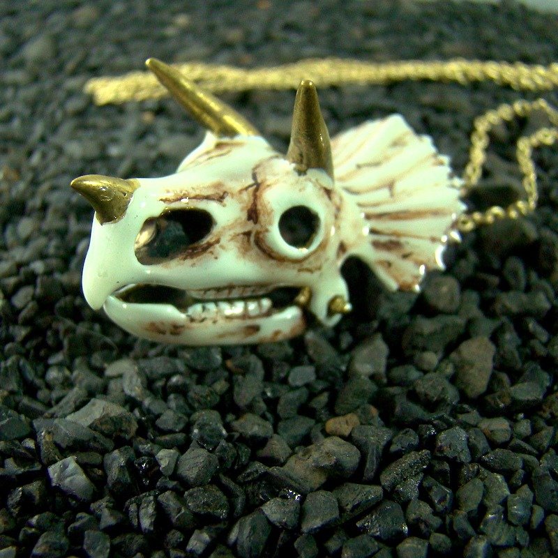 リアルなトリケラトプスの頭蓋骨ペンダント エナメル色の真鍮製、ロッカー ジュエリー、スカル ジュエリー、バイカー ジュエリー - ネックレス - 金属 