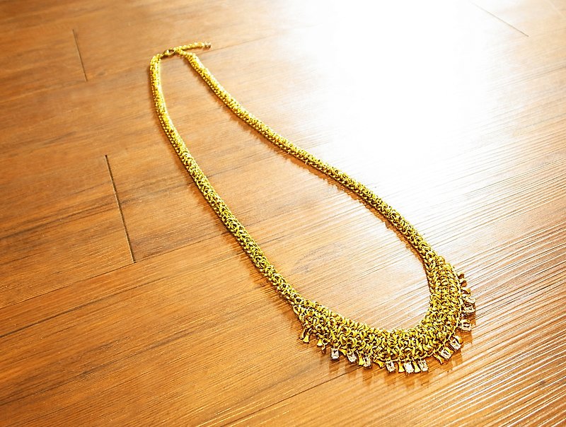 『典雅女伶』 裙擺搖搖 編織方型鋯石長項鍊  手工復古黃銅 - Necklaces - Other Metals Gold