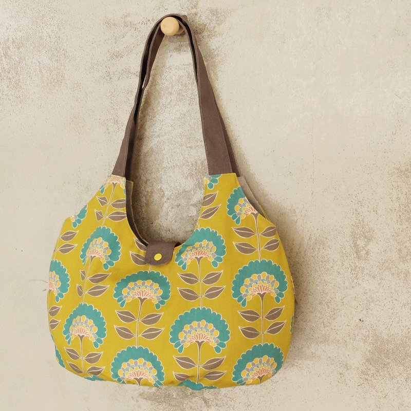 Arc-shaped hand gesture flower shoulder bag mustard yellow - กระเป๋าแมสเซนเจอร์ - ผ้าฝ้าย/ผ้าลินิน สีเหลือง