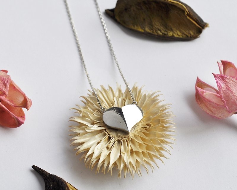Three-dimensional heart necklace Silver - สร้อยคอ - โลหะ สีเทา