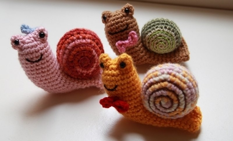 Amigurumi crochet doll: Snails, red, brown, yellow - ของวางตกแต่ง - วัสดุอื่นๆ หลากหลายสี