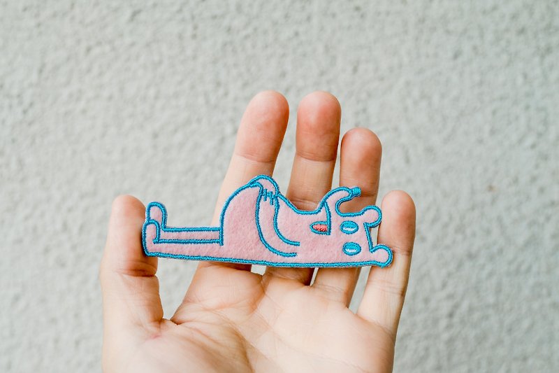 Eat and support the bear / Embroidered badge - Brooches - Thread Pink