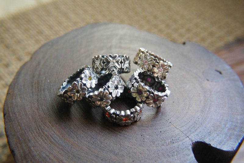 Petite Fille handmade silver corolla sterling silver ring - แหวนทั่วไป - เงินแท้ สีเงิน