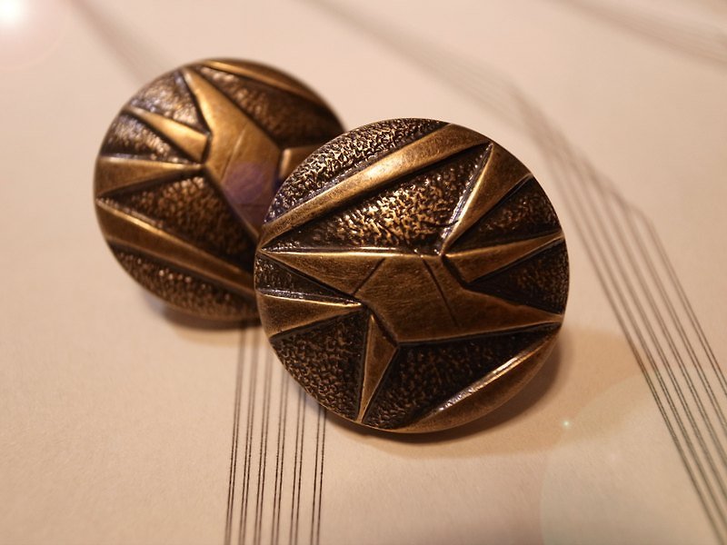 Miro geometric retro clip earrings bronze - ต่างหู - พลาสติก สีนำ้ตาล