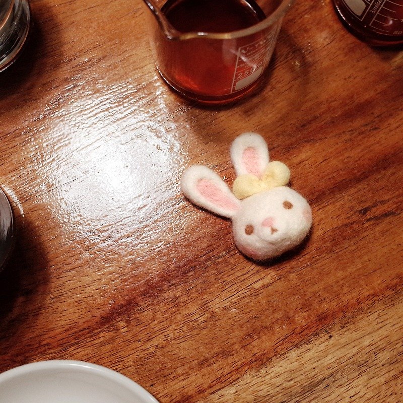 【Q-cute】Animal Series-Pink White Rabbit-Pins/Brooch - Brooches - Wool 