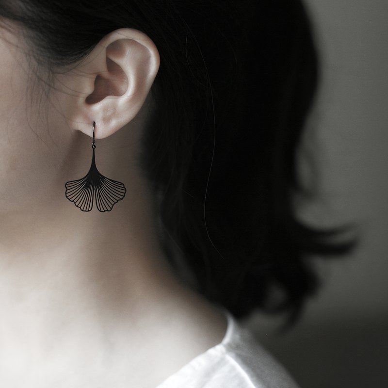 黑銀杏耳環 Black Ginkgo Earrings - 項鍊 - 其他金屬 