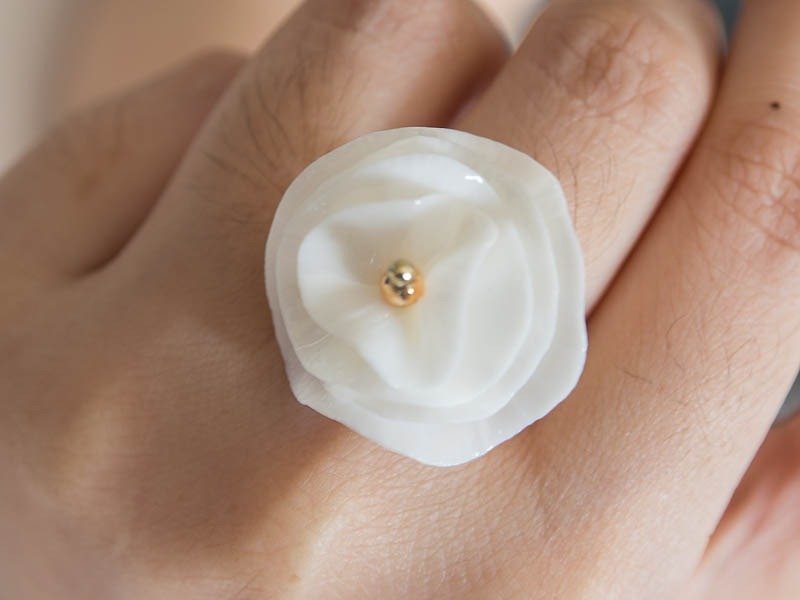 CARNE collection ~ porcelain flower ring ~ free size ~ ceramic jewelry - แหวนทั่วไป - วัสดุอื่นๆ ขาว